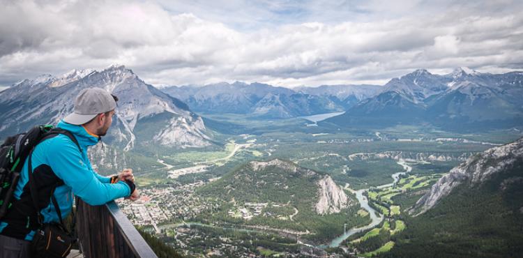 Vyhliadka na vrchole Sulphur Mountain v Town Of Banff