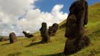 Sochy Moai v oblasť krátera Rano Raraku 